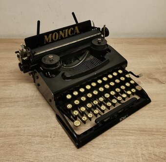 REZERVOVANÝ písací stroj MONICA z roku 1927 - pre zberateľov - 8