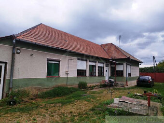 Gazdovský dom s dvomi prístupmi na 1310 m2  pozemku v Čate - 8