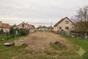 Exkluzívne na predaj stavebný pozemok v obci Kovarce, len 10 - 8