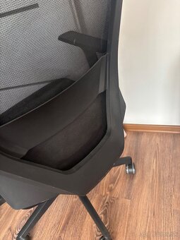 Kancelárska čierna stolička - 8