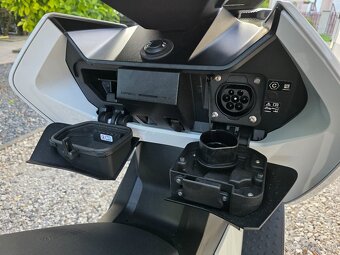 Elektricky skuter BMW CE04  top stav - 8