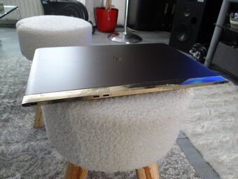 13.3" Hp spectre/ Core I5/ 8GB RAM/ 256GB SSD/ Intel 520Gra - 8