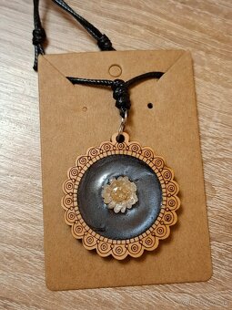 Drevené prívesky zo zivice - 8