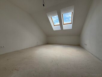 Na predaj 3-izbový podkrovný byt s loggiou v historickom cen - 8
