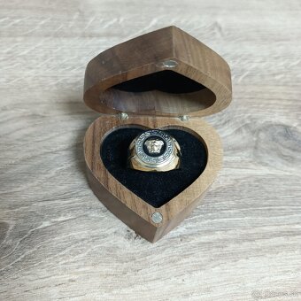 Zlatý pánsky prsteň Versace - 8