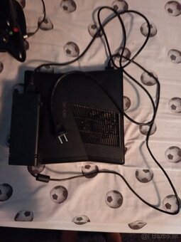 Xbox 360 + Kinect + 2 Ovládače +5 Hry - 8