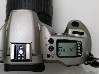 Canon EOS s objektívom a filtrom - 8