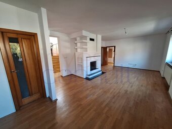 2325 NA PREDAJ V KOMÁRNE ŠESŤIZBOVÝ RODINNÝ DOM S BAZÉNOM - 8