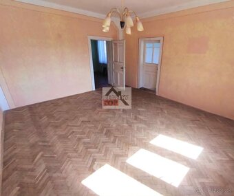 Rodinný dom - priestranný, dvojgeneračný, investičná príleži - 8