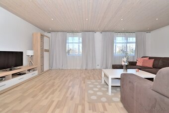 Rodinný dom s dvoma bytmi, 2 garáže, záhrada, bazén, DS - 8