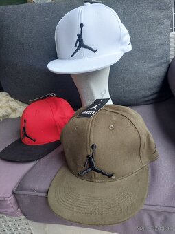 Šiltovka JORDAN a NY UNI velkost-uni-zapínanie. Dobierkou po - 8