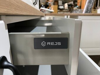 Moderná kuchynská linka bez spotrebičmi - 8