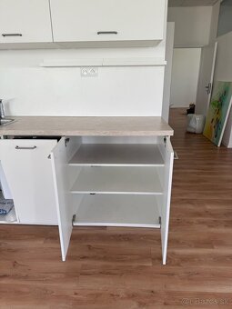 Na predaj: Biela kuchynská linka IKEA – so vstavanými spotre - 8