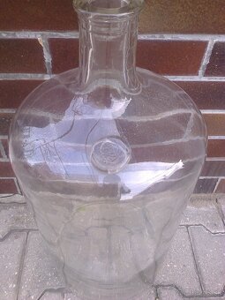 Demižony ,fľaše ,hasiaci prístroj ,  bandasky, rebrík.... - 8