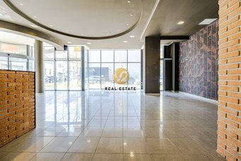 Na prenájom komerčný - obchodný priestor 120m2 v Centre Nitr - 8