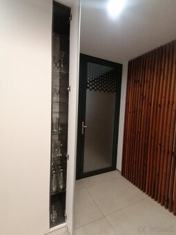 Recepčný pult + barové skrine + vitriny - 8