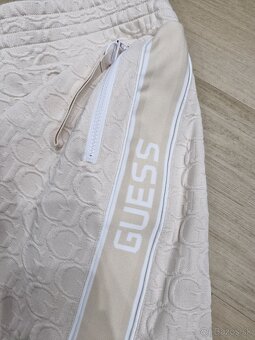 NOVE Guess logovany kremovy crop top, sukna, smotanova sukna - 8
