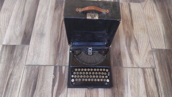 Prodám americký starožitní psací stroj Remington Portable . - 8