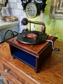 Historicky gramofon na kluku 1920 - 1930 - 8