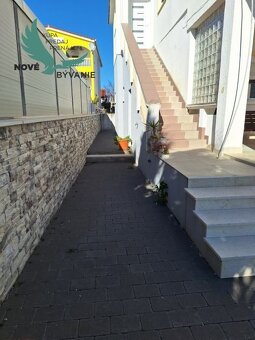 Exluzívny dvojpodlažný dom vo vyhľadávanej lokalite na ostr - 8