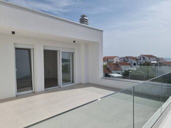 CHORVÁTSKO - Trojpodlažný apartmán s bazénom - TRIBUNJ - 8