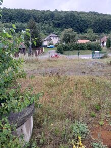 Stavebný pozemok so sieťami a možnosťou stavby rodin.domu - 8