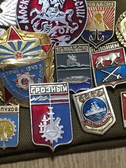 Sovietska lodička s vojenskými nášivkami a odznakmi - 8