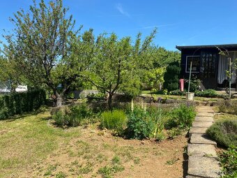 Záhrada s dreveným domčekom - 8