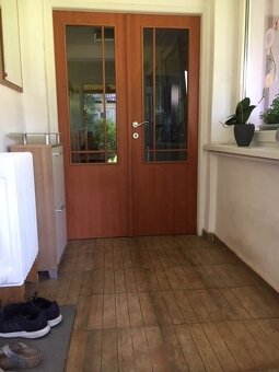 Dom s garážou na peknom rovinatom pozemku. - 8