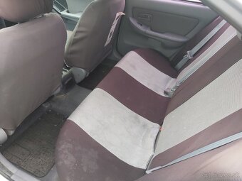 Hyundai Elantra 1.6i 16V Comfort - 8