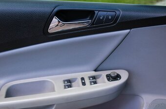 Volkswagen Passat Variant 2.0 FSI Highline - 8