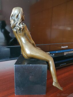 Bronzová socha - Akt - Dáma sediaca na mramore - 21 cm - 8