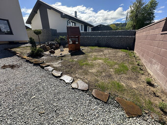 Skolaudovaná novostavba, nová terasa, nový plot nová skalka - 8