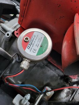 predám traktor s vlečkou, nakladačom,žeriavom a lyžinami - 8