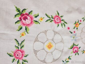 Nádherný biely bohato zdobený obrus, posiaty ružovými a žltý - 8