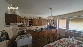 Na predaj priestranný 6-izbový rodinný dom s veľkým pozemkom - 8