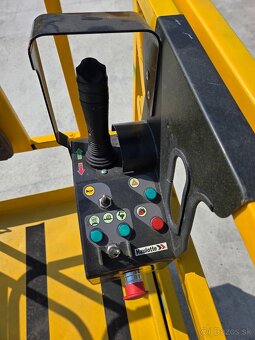 Nožnicová pracovná plošina Haulotte Compact 12 - 8