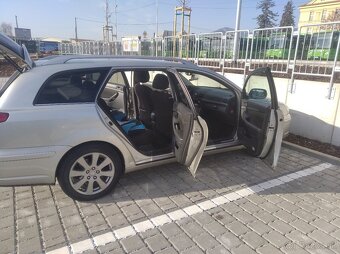 Toyota Avensis combi - 8