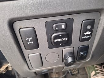 TOYOTA HILUX 2,5 DIESEL 4X4 UZÁVIERKU MA - 8