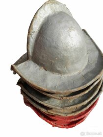 Staré papierové prilby pre zbrojnošov - Helmy pre divadlo - 8