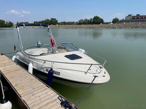 Kajutovy motorovy cln BAYLINER s prívesom a príslušenstvom - 8