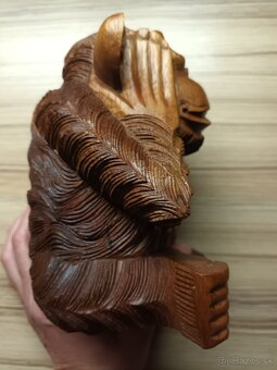 Drevená,ručne vyrezávaná soška OPICE z exotického dreva Suar - 8