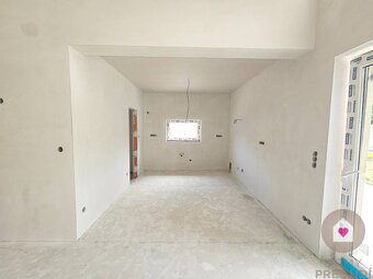 PRED DOKONČENÍM: PRIESTRANNÝ RODINNÝ DOM S ÚP 140 m2, POZEMO - 8