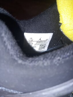 Jordan 4 Retro "Thunder" - 8