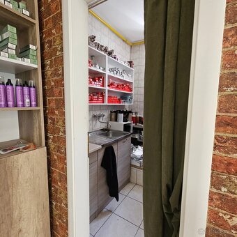 ODSTÚPIM zabehnutý kadernícky salón s novým HEAD SPA
- 8