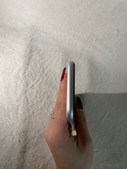 Apple iPhone XR 64GB - 8