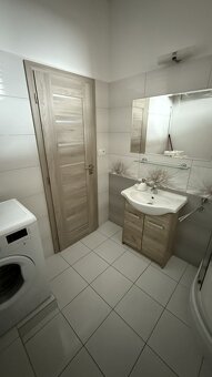 Prenájom 3-izbový byt na pešej zóne – Lazovná ulica Banská B - 8