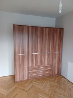 Veľká šatníková skriňa - 8