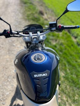 SUZUKI GSR 600 - 8
