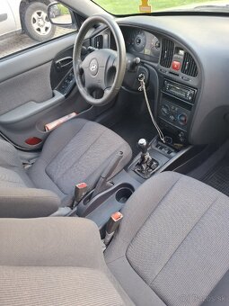 Hyundai Elantra 1,6 benzín - 8